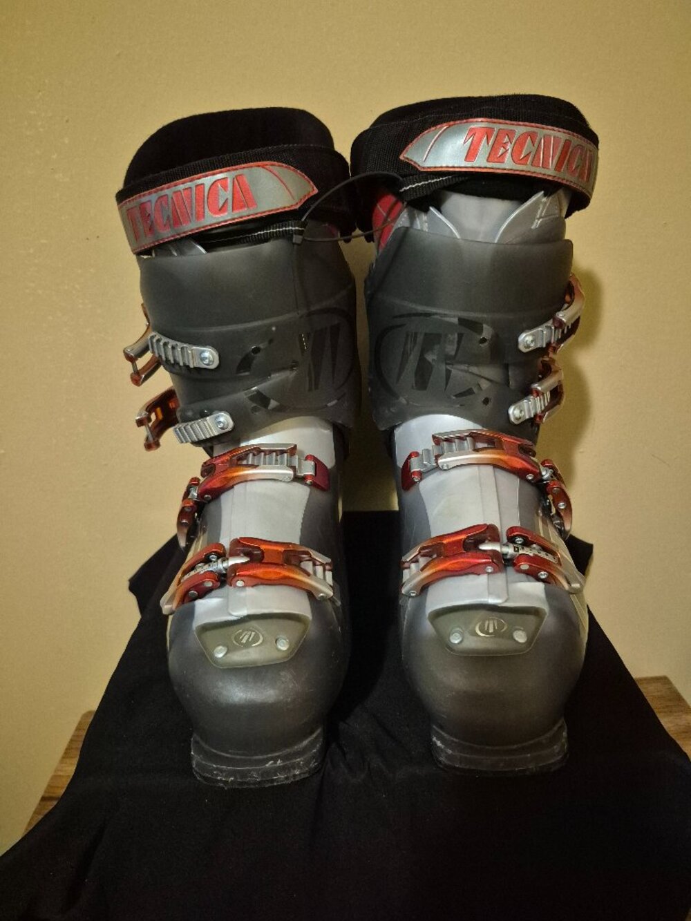 A PAIR OF USED TECNICA VENTO 6 HVL SKI BOOTS MEN 324 MM SHELL